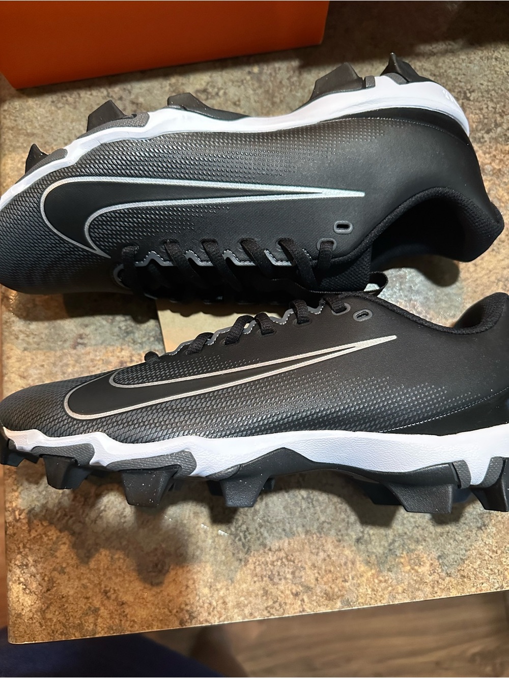 Nike Men’s Black and White Baseball Cleats